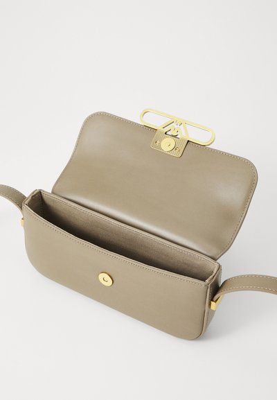 Geantă din piele de culoare verde oliv, cu accesorii din aur, având un sistem de închidere frontal și un interior încăpător, neîntărit. Formă compactă, rectangulară, cu un singur mâner.