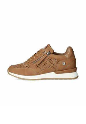 Zapatilla de cuero marrón con diseño perforado, que cuenta con una cremallera lateral, puntera redonda y suela blanca ligera. Acentos texturizados en la parte superior.