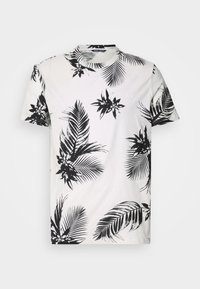 Witte t-shirt met korte mouwen en een zwart tropisch bladerenprint. De stof lijkt zacht en heeft een ronde halsontwerp met minimale branding.