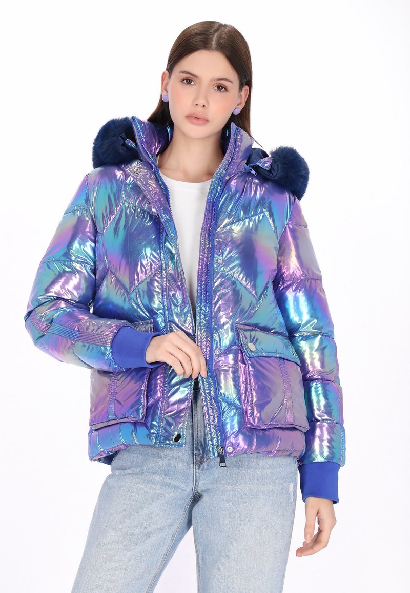 Tęczowa kurtka puchowa w odcieniach niebieskiego i fioletu, z zamkiem błyskawicznym, bocznymi kieszeniami oraz granatową futrzaną lamówką kaptura.