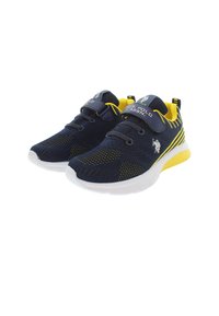 Námořnické modré sportovní boty s prodyšným síťovaným designem, žlutými akcenty a bílou podrážkou. Obsahují suchý zip a tři otvory na šňůrky.