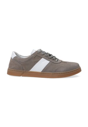 Grå ruskinds sneakers med hvide detaljer, rund tå, snørebåndsdesign og struktureret brun gummisål. Siden har et logo og en glat overflade.