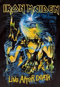 Černé tričko s barevným grafickým motivem lebky s elektrickými akcenty, plameny a řetězy. Text obsahuje "IRON MAIDEN" a "Live After Death."
