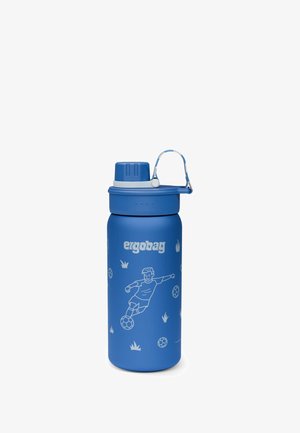 Blaue Metallwasserflasche mit Schraubverschluss; mit weißen Linienzeichnungen eines Fußballspielers und Fußbällen; ausgestattet mit einem Tragegriff.