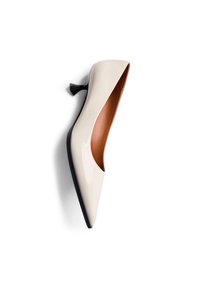Scarpa con tacco alta beige con punta affusolata, superficie liscia e lucida, e tacco nero a contrasto. L'interno presenta una finitura in pelle marrone.