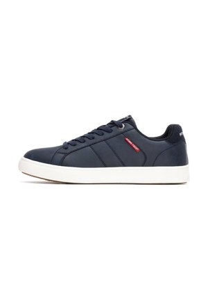 Baskets synthétiques bleu marine avec semelle blanche, dotées d'un bout arrondi, d'un laçage et d'une discrète marque rouge sur le côté.