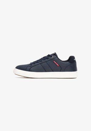 Sneakers sintetici blu navy con suola bianca, caratterizzati da punta arrotondata, lacci e un discreto marchio rosso sul lato.