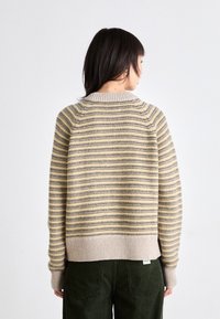 Gestreifter Strickpullover in Creme, Beige und Grau. Gerippter Kragen und Bündchen; lockere Passform mit einem cropped Saum. Weiche Textur, lässiges Design.