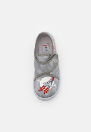 Chausson enfant gris avec motif de fusée, bride en Velcro et semelle rembourrée, vu de dessus sur fond blanc.