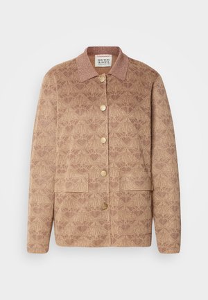 Brun mønstrete jakke med kragehals, gullknapper og to fremre lommer. Laget av strukturert stoff med subtile glitrende detaljer.