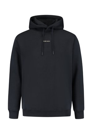 Zwarte pullover hoodie met een grote voorzak, een capuchon met trekkoord, ribgebreide manchetten en onderrand, en kleine "PURE PATH" tekst gecentreerd op de borst.