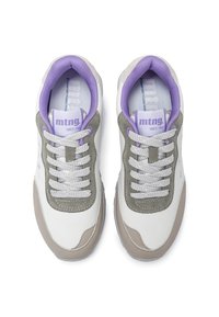 Zapatillas deportivas blancas y grises con acentos morados, que cuentan con una parte superior texturizada, cuello acolchado y suela texturizada en contraste.