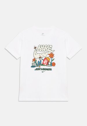 T-shirt blanc Nike avec un graphisme coloré de fumée formant le logo Nike, des équipements de sport, des fleurs, et le texte "Repos & Récupération" en dessous.