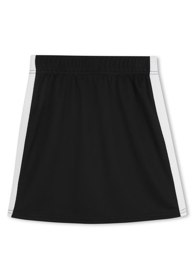 Jupe de sport noire avec une finition texturée, dotée de bandes latérales blanches et d'une ceinture élastique pour un ajustement confortable.