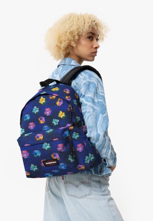 Zaino navy con motivi floreali colorati. Presenta spallacci regolabili, tasca frontale e etichetta di marca sul lato.