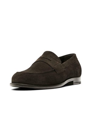 Brązowe zamszowe loafersy o moccasinowym designie, z naszywanym detalem z przodu, płaską podeszwą i niewielkim obcasem.