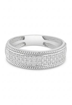 Silberner Ring mit drei Reihen kleiner runder Diamanten und verdrehten Seilkanten auf weißem Hintergrund.