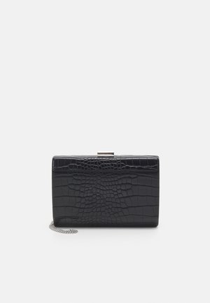 Pochette noire avec un motif texturé en crocodile, fermoir en métal argenté et bandoulière amovible. Forme rectangulaire, design élégant.