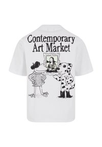 Witte T-shirt met korte mouwen, voorzien van zwart-witte cartoonillustraties van een kikker en een hond die over kunst praten, met de tekst "Hedendaagse Kunstmarkt" erboven.