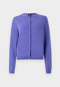 Cardigan violet en tissu doux, avec un col rond, des manches longues et des boutons sur le devant. Comprend un petit logo sur la poitrine.