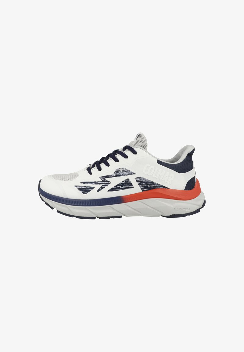 Weißer und marineblauer Sportschuh mit schwarzen Schnürsenkeln, orangefarbenem Streifen an der Sohle, Mesh-Obermaterial und "COLMAR"-Branding an der Seite.