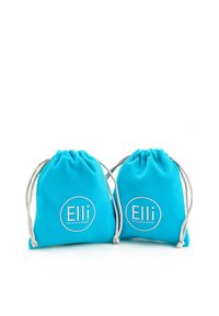Sada dvoch tyrkysových stiahnuteľných tašiek vyrobených z mäkkej textílie, s guľatým tvarom a bielym logom s nápisom "Elli by Julie & Grace."