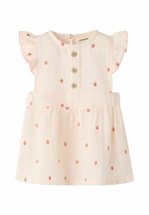 Lyserosa babykjole med små jordbærtrykk, tre knapper i tre foran, og korte volangermed rosa kant.