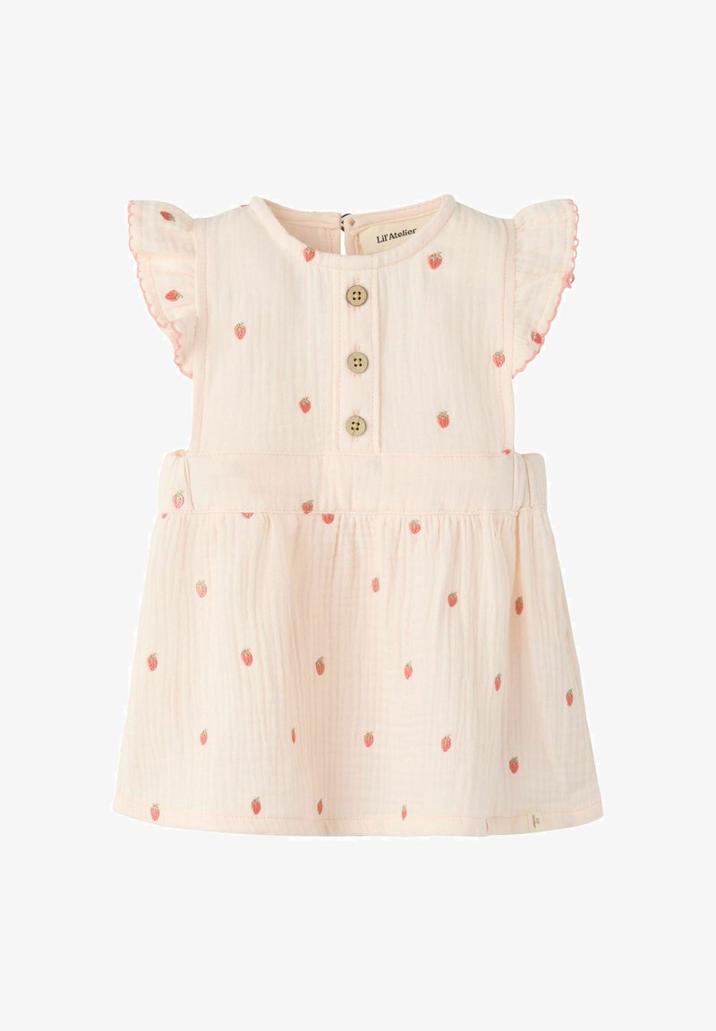 Robe bébé rose clair avec petits imprimés fraises, trois boutons en bois devant, et manches courtes volantées avec bordure rose.