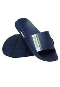 Marineblauwe rubberen slidesandalen met een brede band met groene, gele en blauwe strepen en gestructureerde zolen voor grip.