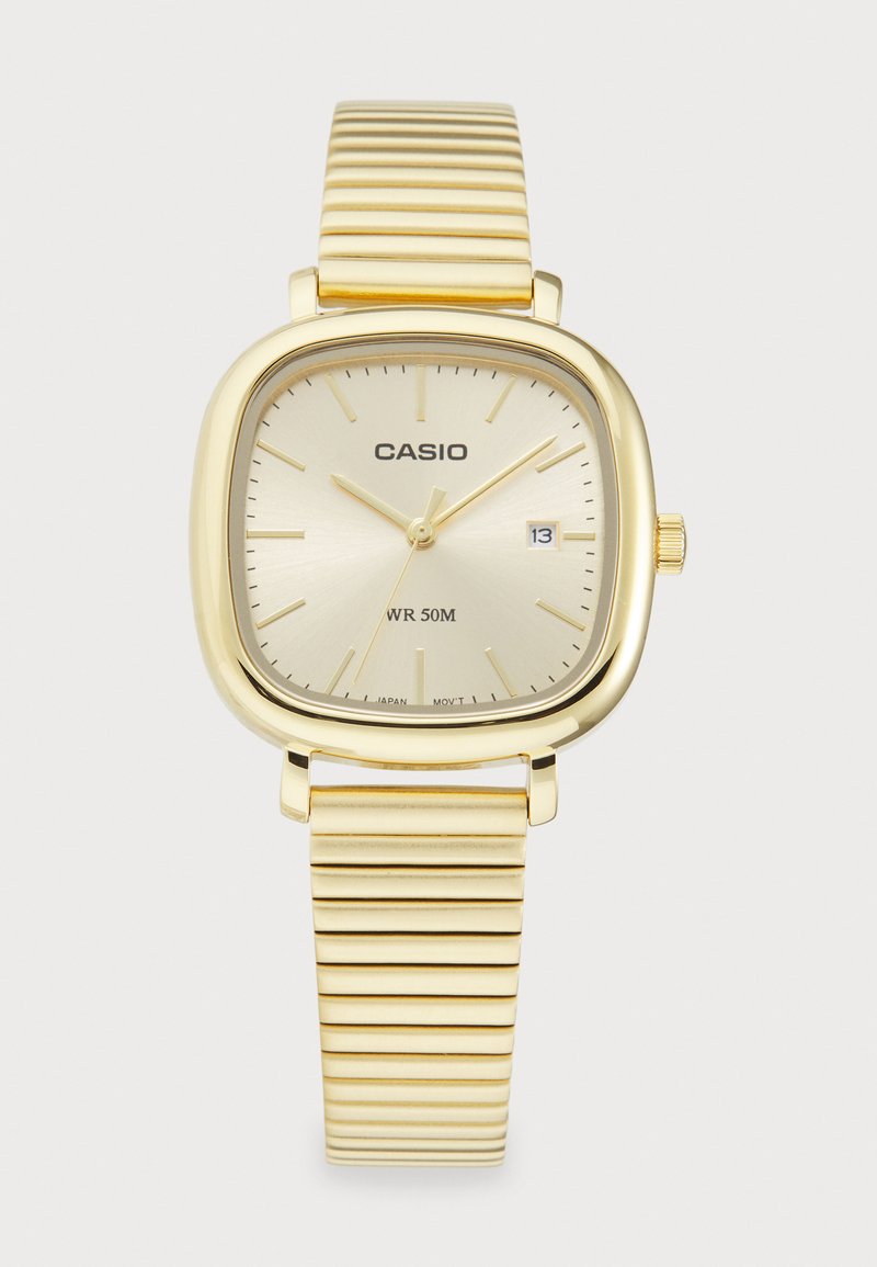 Montre Casio en ton or avec un cadran carré, bracelet texturé doré, affichage de la date à 3 heures et résistance à l'eau jusqu'à 50 mètres.