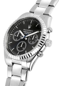 Maserati klocka i rostfritt stål med svart urtavla, tre kronograf underklockor, vattentålig upp till 100 meter och en strukturerad bezel.