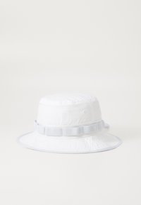 Weißer Bucket Hat aus strukturiertem Stoff, mit breiter Krempe und einem hellgrauen Band, das am unteren Rand mit drei Rüschchen verziert ist.