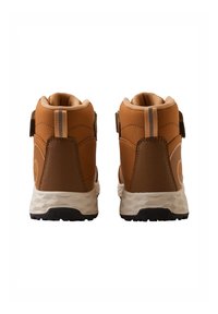Stivali da trekking marroni con colli imbottiti, materiale sintetico testurizzato e strap con velcro. Le suole in gomma presentano un motivo di battistrada rugged.