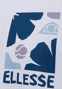 Camiseta blanca con un diseño gráfico en azul y púrpura que presenta formas abstractas y una pelota de tenis. "ELLESSE" está impreso en letras mayúsculas negras.