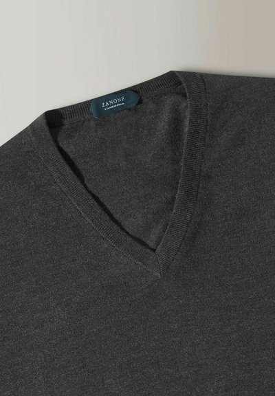 Pull V encolure en gris foncé, fabriqué à partir d'un tissu doux. Comprend un col côtelé et une étiquette "Zanone" cousue à l'intérieur.