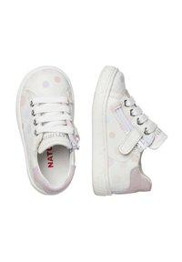 Sneakers bianchi per bambini con pois pastello, chiusura con lacci e velcro, texture morbida, suola in gomma e accento in suede sul tallone.