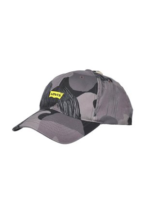 Gorra de béisbol con camuflaje en gris y negro, visera curva y un pequeño logo amarillo de Levi's en el frente.