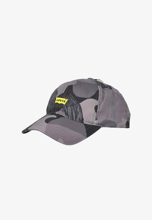 Gorra de béisbol con camuflaje en gris y negro, visera curva y un pequeño logo amarillo de Levi's en el frente.