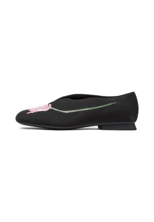 Zwarte lage hak slip-on schoen met een lang steeltje roze bloemontwerp langs de zijkant.