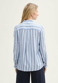 Gestreiftes Hemd mit Knöpfen in Hellblau und Grau, mit langen Ärmeln, klassischem Kragen und leicht geschwungenem Saum.