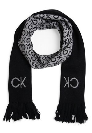 Sort og gråt strikket tørklæde med frynser i enderne, der har gentagne CK-logoer på den grå side og store CK-bogstaver på de sorte ender.