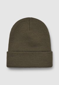 Cappello di lana a coste verde oliva con risvolto, mostrato piatto su uno sfondo grigio chiaro.