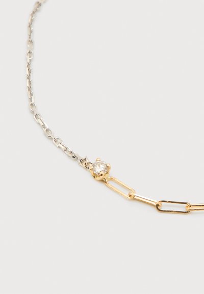 Ασημένιο και χρυσό κολιέ με λεπτή αλυσίδα, χρυσή διακόσμηση με πέτρα που μοιάζει με διαμάντι και σχεδιασμό ορθογώνιου συνδέσμου.