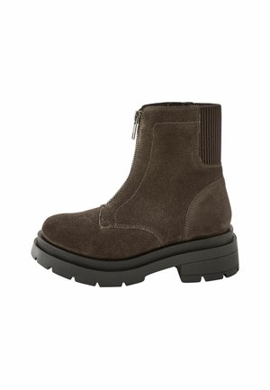 Mörkbrun mocka ankelboots med sidodragkedja, texturerad elastisk panel, rund tå och en kraftig svart gummisula.