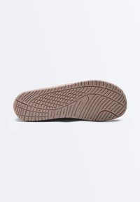 Semelle de chaussure brun clair avec un motif de bande de roulement texturé pour l'adhérence, affichant le nom de la marque "OXSYO" au centre.