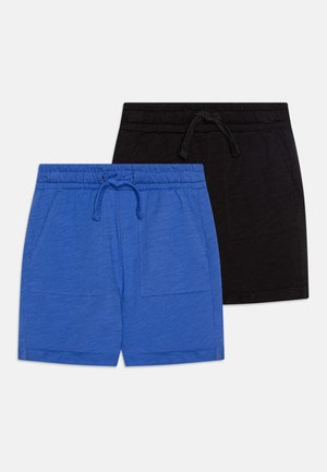 To par med shorts: en blå og en svart. Begge har elastisk midje med snøring, to frontlommer og en myk tekstur.