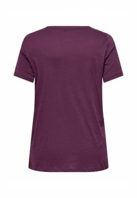 Kortærmet t-shirt i dyb lilla, med rund halsudskæring, glat tekstur og en løs pasform uden synlige mønstre eller accenter.