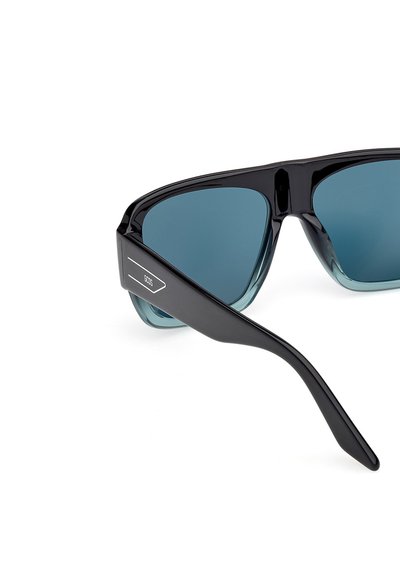 Černé sluneční brýle s lesklým povrchem, modře zbarvené čočky a charakteristické logo na stranicích. Štíhlý, ostrý design s pevnými rámy.