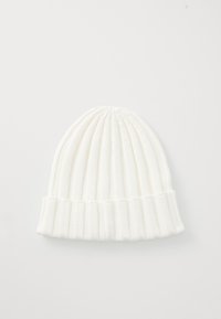 Biała dziana czapka beanie z prążkowanym wzorem i podwiniętym mankietem, o dopasowanym kroju i miękkim materiale. Brak widocznych logo lub wzorów.