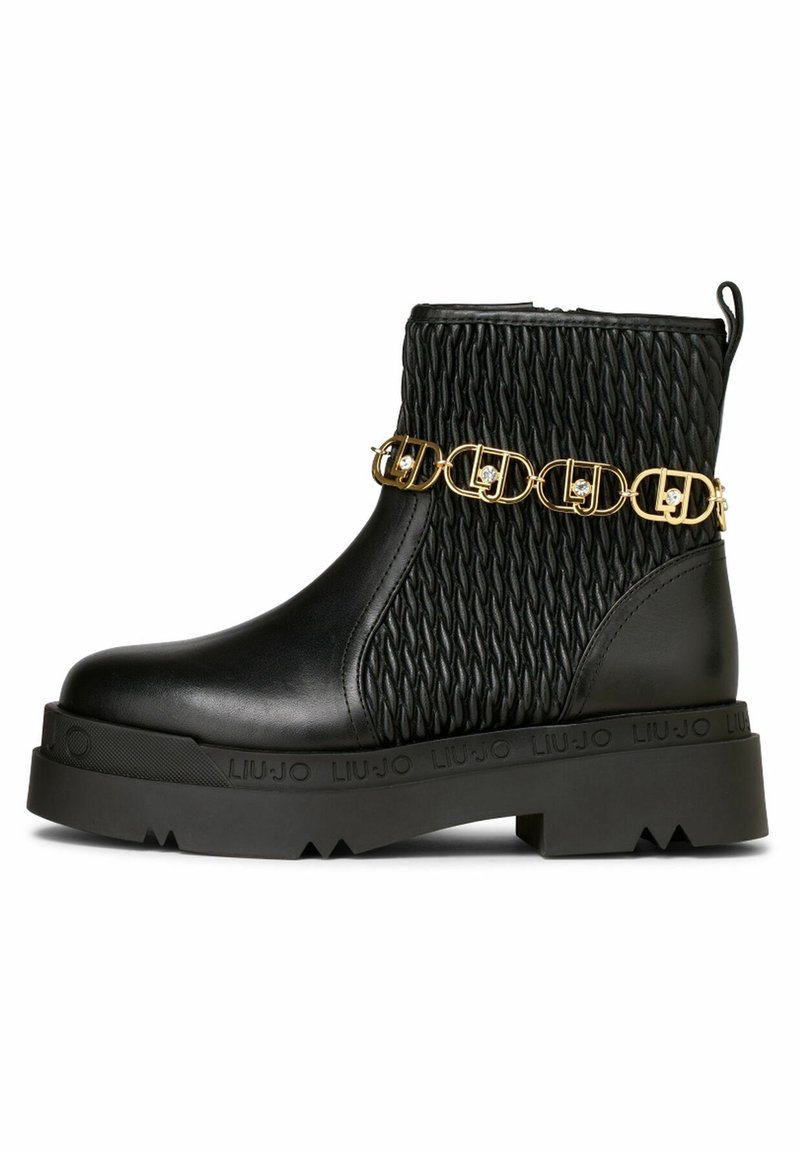 Schwarze Knöchelstiefel mit einer strukturierten Oberfläche und gewobenem Design, goldfarbener Hardware-Kettenakzent und einer robusten Gummisohle mit Logodetail.